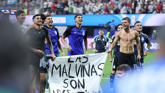 Argentina provoca Inglaterra com faixa proibida pela Fifa