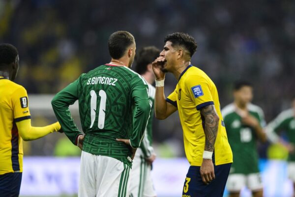 Lei Vini Jr.: Hincapié é expulso por cobrir a boca durante discussão com mexicano