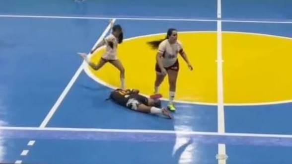 VÍDEO: Jogadora que chutou a cabeça de adversária pega 5 anos de suspensão
