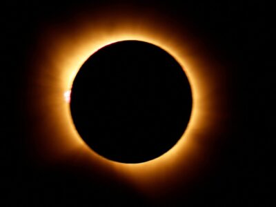 Eclipse solar total encanta observadores em diferentes países, mas no Brasil não pode ser visto