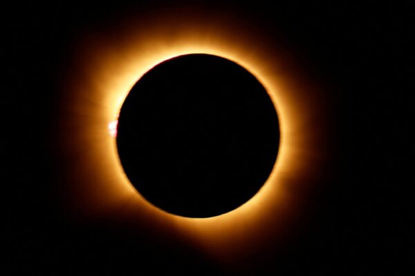 Eclipse solar total encanta observadores em diferentes países, mas no Brasil não pode ser visto
