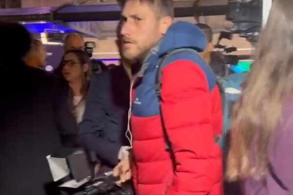 Cinegrafista da GloboNews é retirado de debate na Band após dar  cabeçada em fotógrafo