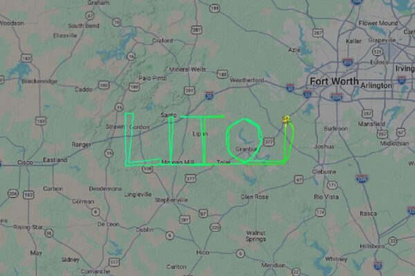 Piloto brasileiro desenha ‘Lito’ no céu dos EUA em homenagem a influenciador