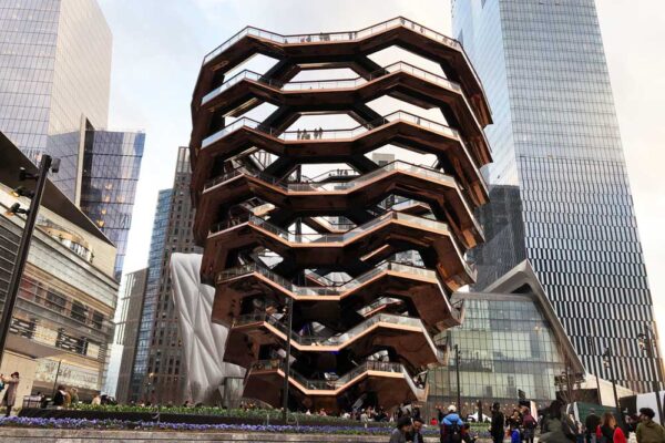 TURISMO: Conheça o The Vessel, estrutura de arte pública que parece um labirinto vertical