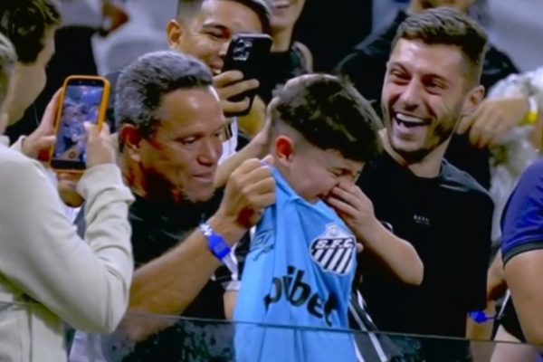 Neymar dá camisa para uma criança que teve de sair escoltada em jogo Santos x Corinthians; Entenda