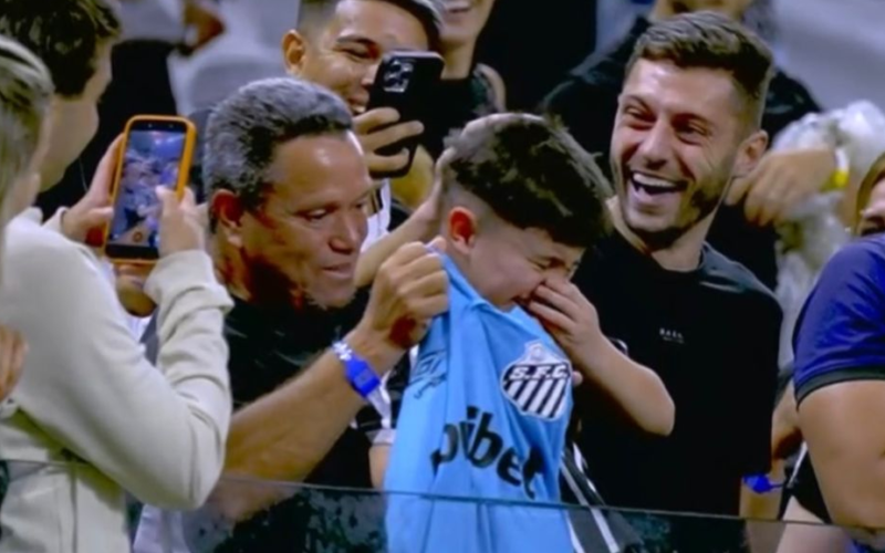 Neymar dá camisa para uma criança que teve de sair escoltada em jogo Santos x Corinthians; Entenda