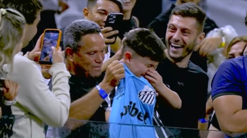 Neymar dá camisa para uma criança que teve de sair escoltada em jogo Santos x Corinthians; Entenda