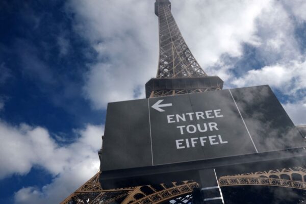 Funcionários da Torre Eiffel fazem greve por um motivo nunca visto