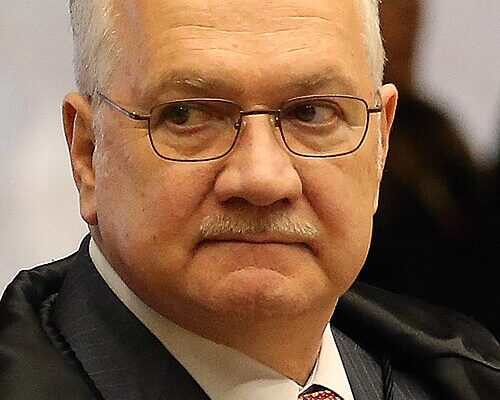 Ex ministros enviam manifestação ao presidente do STF pedindo convocação de sessão para apurar caso Moraes