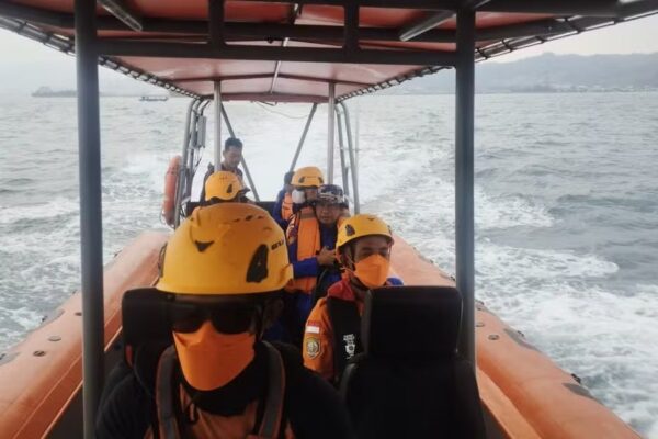 Balsa desaparece com 243 pessoas; 140 estão desaparecidas