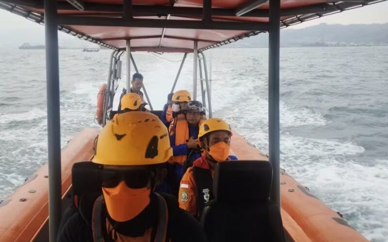 Balsa desaparece com 243 pessoas; 140 estão desaparecidas