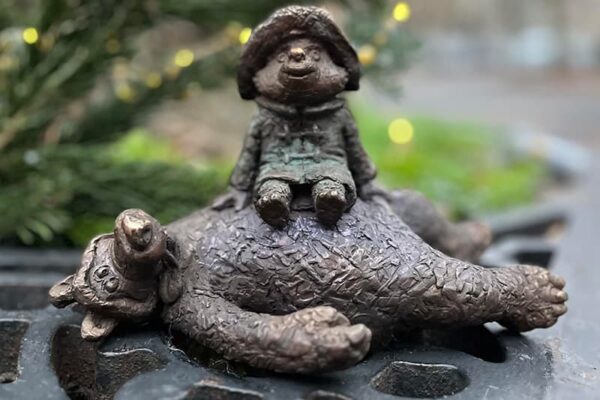 Dica de roteiro: Buscar as mini estátuas do artista Mihály Kolodko, em Budapeste, é super divertido