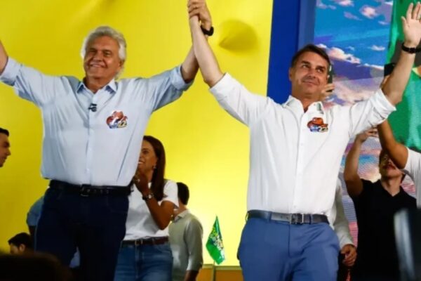 Flávio  Bolsonaro e Caiado selam parceria para o segundo  turno